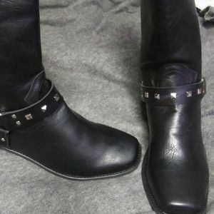 Black western cowboy boots